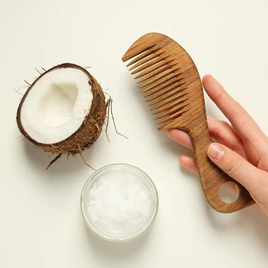 شانه، نارگیل و روغن نارگیل برای سلامت مو